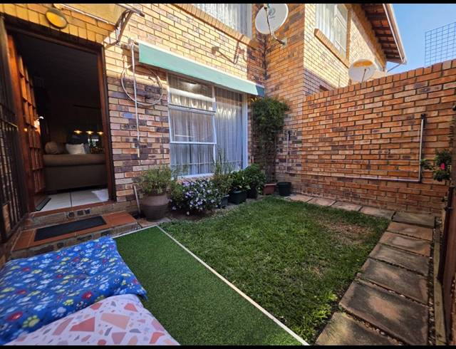 2 BEDROOM TOWNHOUSE FOR SALE IN NEW REDRUTH